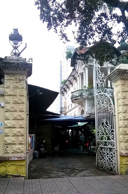 Căn biệt thự cổ 35 triệu đô giữa Sài Gòn: Ai là người thừa kế? - 5 Cửa sắt, màu tường vẫn còn khá mới do được chủ nhà thường xuyên tu sửa