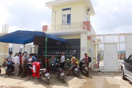 Hàng chục người dân bao vây công ty đòi nợ - 1 Người dân bao vây công ty để đòi nợ từ một người tên Vũ