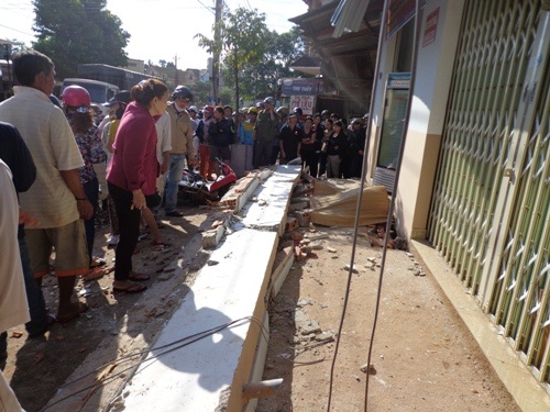 Phần mái bê tông bị đổ sập đã đè chết anh Khoa