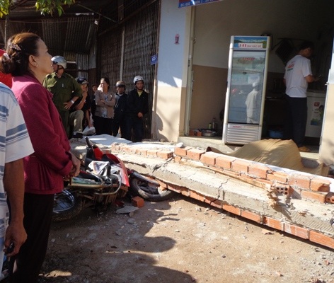 Phần mái bê tông bị đổ sập đã đè chết anh Khoa