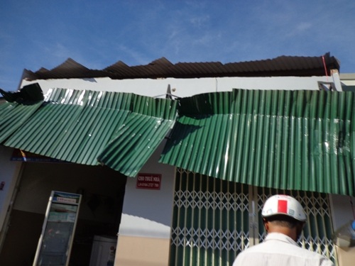 Phần mái tôn cũng xộc xệch sắp rơi