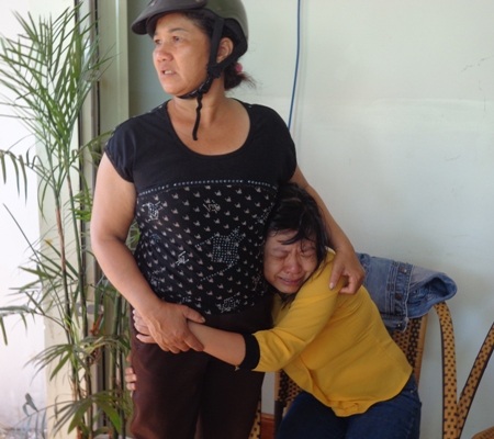 Vợ nạn nhân quá đau đớn trước sự ra đi đột ngột của chồng