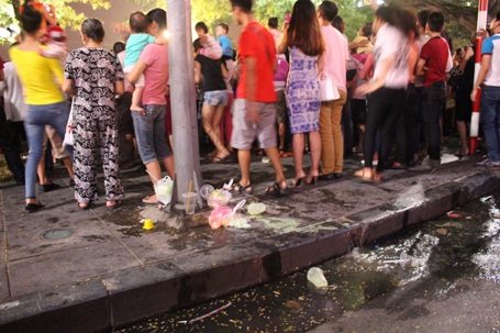 Một cụ bà tranh thủ nhặt rác tái chế.