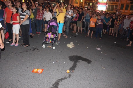 Một cụ bà tranh thủ nhặt rác tái chế.