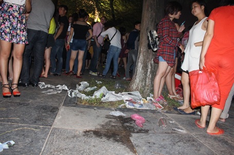 Một cụ bà tranh thủ nhặt rác tái chế.