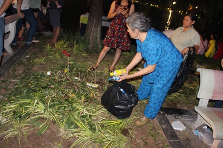 Một cụ bà tranh thủ nhặt rác tái chế.