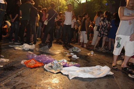 Một cụ bà tranh thủ nhặt rác tái chế.