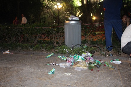 Một cụ bà tranh thủ nhặt rác tái chế.