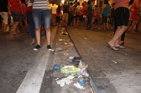 Một cụ bà tranh thủ nhặt rác tái chế.