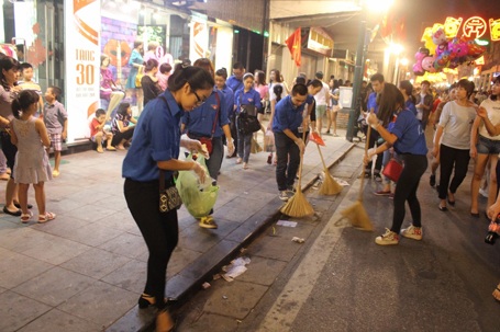 Lực lượng sinh viên tình nguyện vất vả dọn rác.