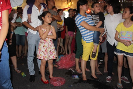 Một cụ bà tranh thủ nhặt rác tái chế.