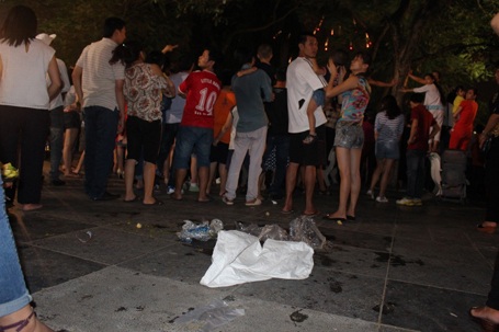 Một cụ bà tranh thủ nhặt rác tái chế.