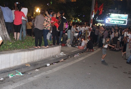 Một cụ bà tranh thủ nhặt rác tái chế.