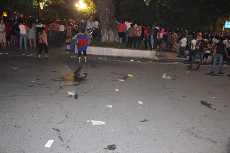 Một cụ bà tranh thủ nhặt rác tái chế.