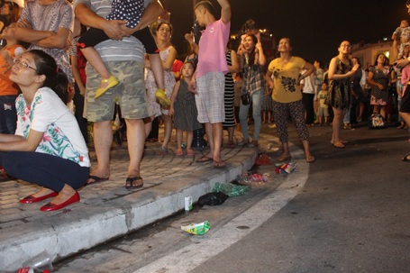 Một cụ bà tranh thủ nhặt rác tái chế.