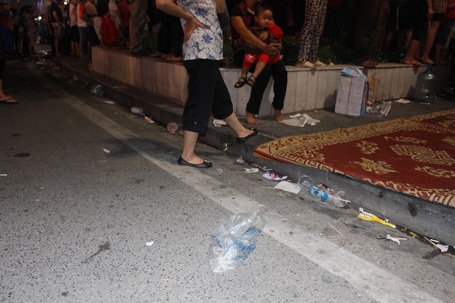 Một cụ bà tranh thủ nhặt rác tái chế.