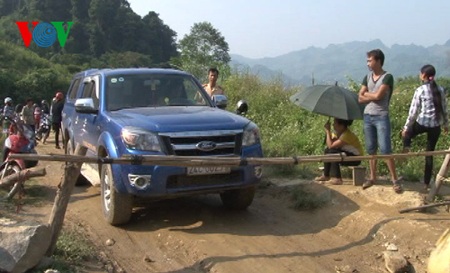 Gia đình anh Quý ngang nhiên lập “gác chắn” thu tiền người
tham gia giao thông