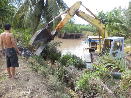 Ngụp lặn trong nước vì đê bao vỡ