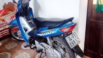 Chiếc xe máy của các đối tượng của các đối tượng bị công an xã tạm giữ.