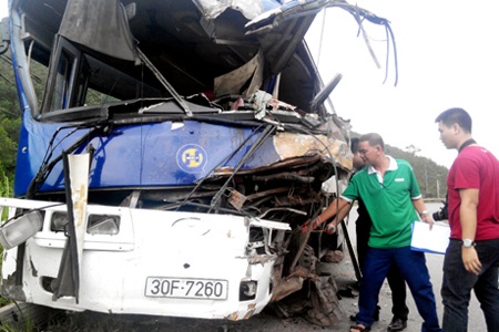 Phần đầu xe khách bị hư hỏng hoàn toàn.