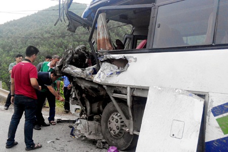 Phần đầu xe khách bị hư hỏng hoàn toàn.