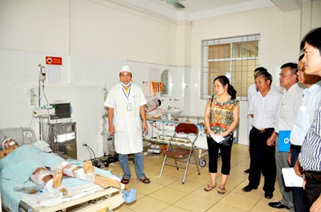 Đại diện Ban ATGT tỉnh đã tới thăm hỏi, động viên các nạn nhân trong vụ TNGT.