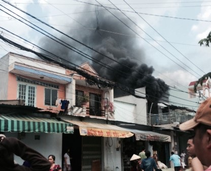 Khối đen bốc lên nghi ngút từ căn nhà số 38