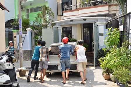 Người dân đẩy chiếc xe ô tô trở lại cho chủ nhà sau vụ cháy