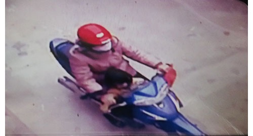 Hà Nội: Bé 4 tuổi bị người lạ bế đi mất giữa ban ngày - 3 Người phụ nữ đi xe máy được cho là người lạ mặt đã bắt cóc bé H.