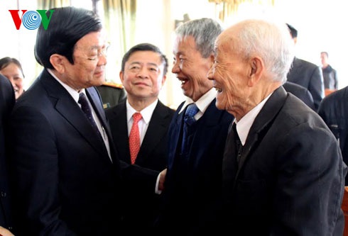 Chủ tịch nước Trương Tấn Sang thăm, chúc Tết tại Hà Tĩnh - 2 Chủ tịch nước hỏi thăm
bà con xã Cẩm Hưng