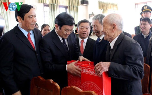 Chủ tịch nước Trương Tấn Sang thăm, chúc Tết tại Hà Tĩnh - 3 Chủ tịch nước Trương Tấn
Sang tặng quà người có công