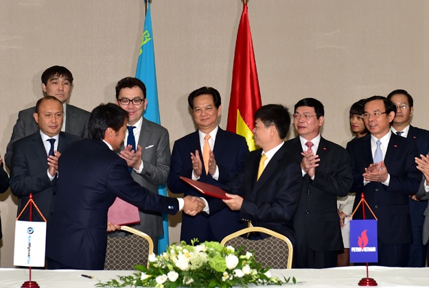 Việt Nam chào đón các đối tác Kazakhstan tham gia dự án dầu khí - 2 Thủ tướng Nguyễn Tấn Dũng tiếp Lãnh đạo Tập đoàn Dầu khí quốc gia Kazakhstan. Ảnh: VGP/Nhật Bắc