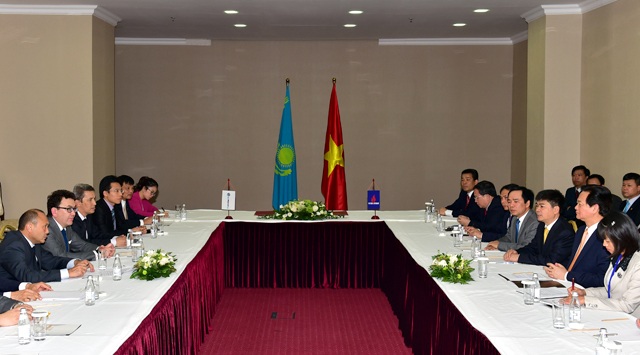 Việt Nam chào đón các đối tác Kazakhstan tham gia dự án dầu khí - 1 Thủ tướng Nguyễn Tấn Dũng tiếp Lãnh đạo Tập đoàn Dầu khí quốc gia Kazakhstan. Ảnh: VGP/Nhật Bắc