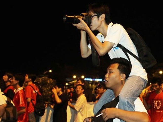 Chùm ảnh: Muôn kiểu tác nghiệp của các nhà báo - 1 Các nhà báo tác
nghiệp trong mọi điều kiện. Ảnh: NLĐ