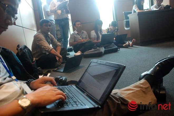 Chùm ảnh: Muôn kiểu tác nghiệp của các nhà báo - 11 Phóng viên tác
nghiệp tại kỳ họp Quốc hội năm 2014