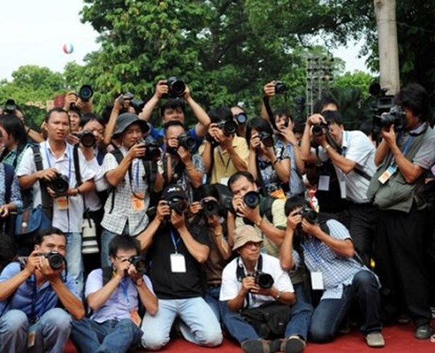 Chùm ảnh: Muôn kiểu tác nghiệp của các nhà báo - 5 Các nhà báo tác
nghiệp (ảnh: Infornet)