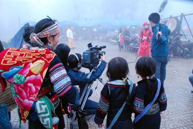 Chùm ảnh: Muôn kiểu tác nghiệp của các nhà báo - 7 Truyền hình tác
nghiệp (ảnh: VTV)