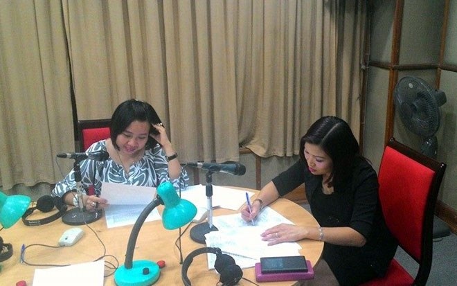 Chùm ảnh: Muôn kiểu tác nghiệp của các nhà báo - 8 Tại phòng thu VOV
(ảnh: FB Linh Pham)