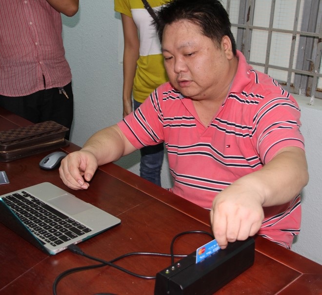 Bắt khẩn cấp một người nước ngoài sử dụng thẻ tín dụng giả, chiếm đoạt hơn 1,5 tỷ đồng - 1 Đối tượng Yang Qing đang thực nghiệm điều tra