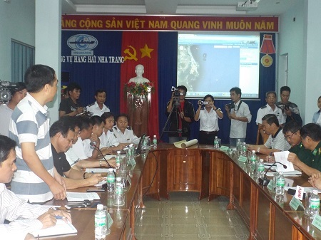 Quang cảnh buổi họp triển khai tìm kiếm 8 thuyền viên đang mất tích tối 9/11.