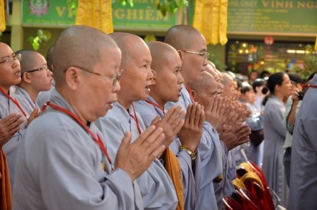 Các tăng ni, Phật tử cùng tham gia cầu siêu cho các nạn nhân tử nạn vì TNGT