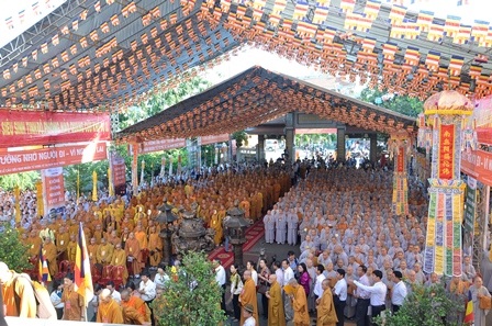 Hơn 5.000 tăng ni, hật tử và người dân đã về tham dự Đại lễ