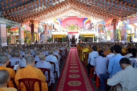 Các tăng ni, Phật tử tham dự Đại lễ