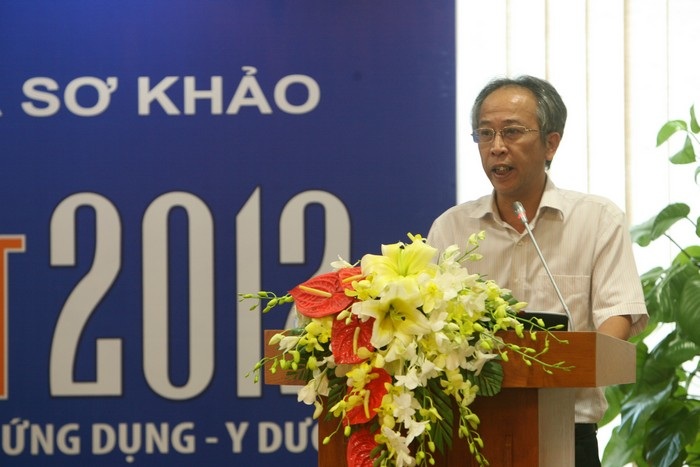 Muốn đoạt giải thưởng NTĐV, phải biết khát khao sáng tạo và tham vọng - 1 Tiến sĩ Nguyễn Long công bố kết quả sơ khảo quả trong buổi họp báo tại Hà Nội. (Ảnh: Hữu Nghị)