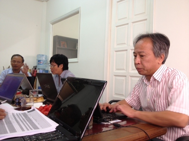 Tiến sĩ Nguyễn Long (phải): Chất lượng sản phẩm năm nay cao hơn mọi năm.