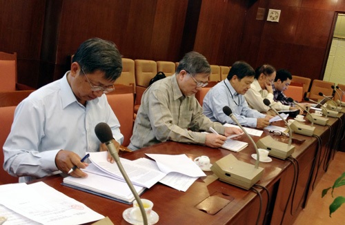 Các nhà khoa học đánh giá, xem xét những sản phẩm dự thi trong lĩnh vực KHTN năm nay.