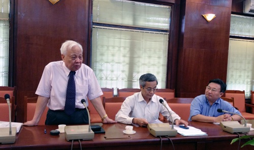 Giáo sư cười vui vẻ trong buổi chấm thi sơ khảo sản phẩm CNTT dự thi NTĐV 2012 (ảnh Bảo Trung)