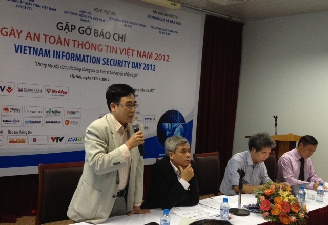 BTC giới thiệu các nội dung của sự kiện trong buổi họp báo sáng 15/11 tại Hà Nội.