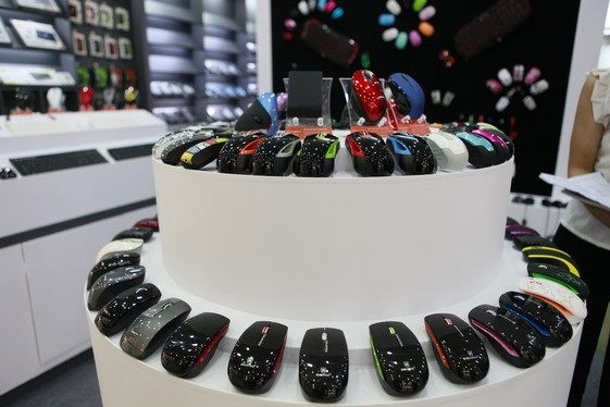 Nhân viên MSI đeo bảng quảng cáo di động trên mình và đi vòng quanh triển lãm.