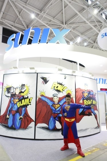 Một siêu nhân múa may trước gian hàng công ty mình.